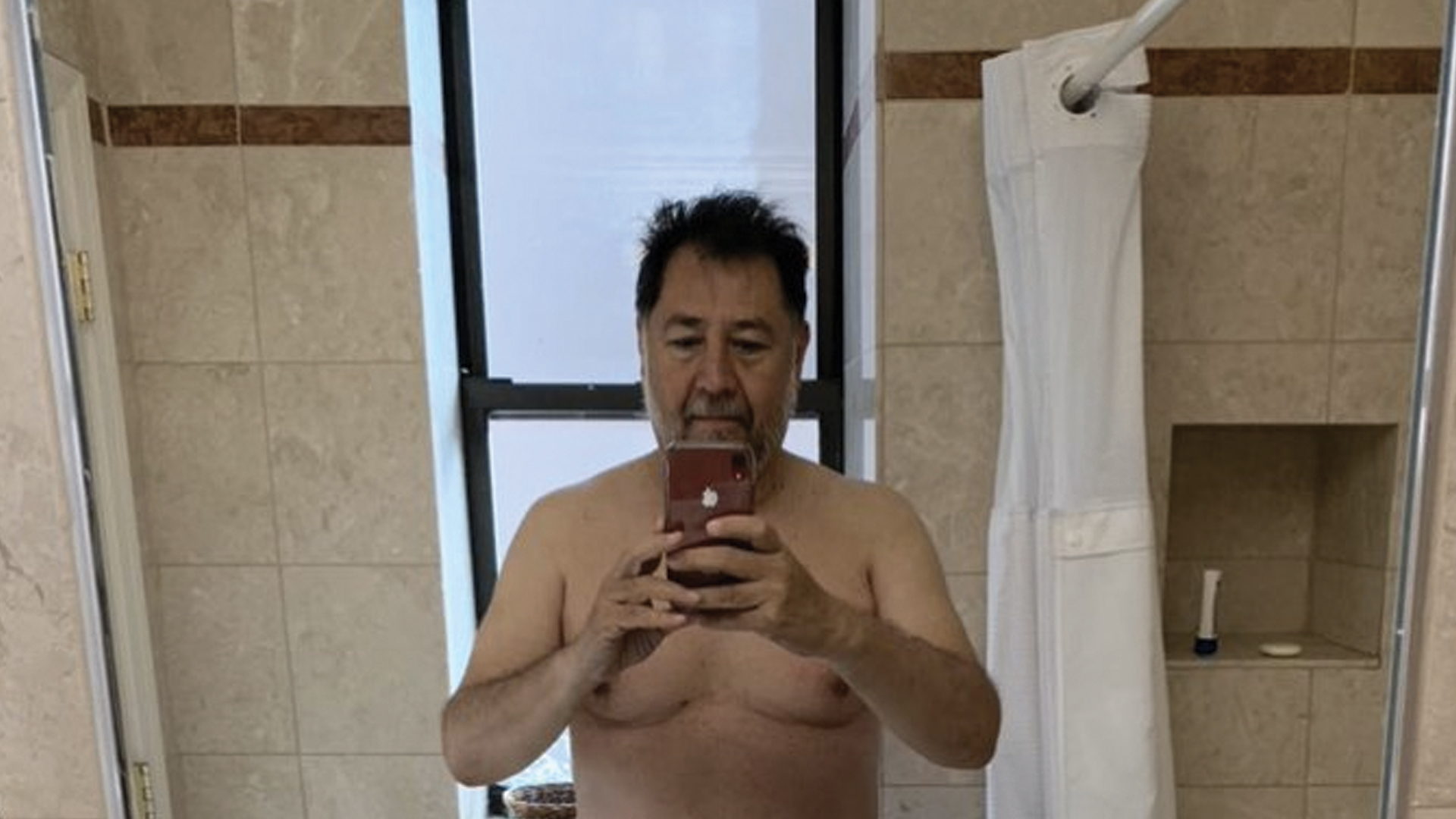 Fernández Noroña comparte foto en toalla y recibe memes