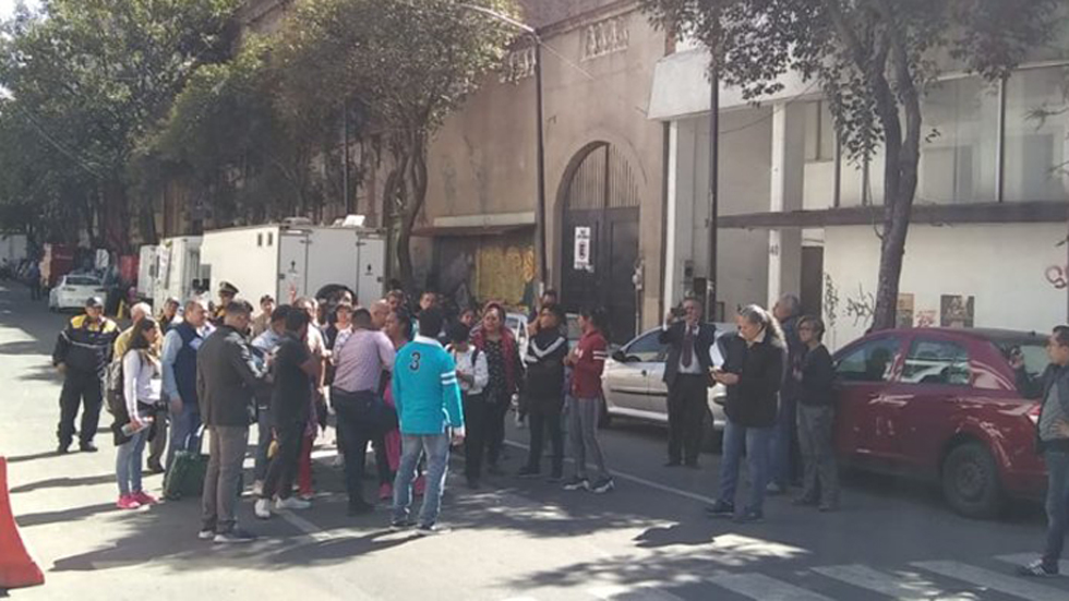 Padres de niños con cáncer se manifiestan en la Segob