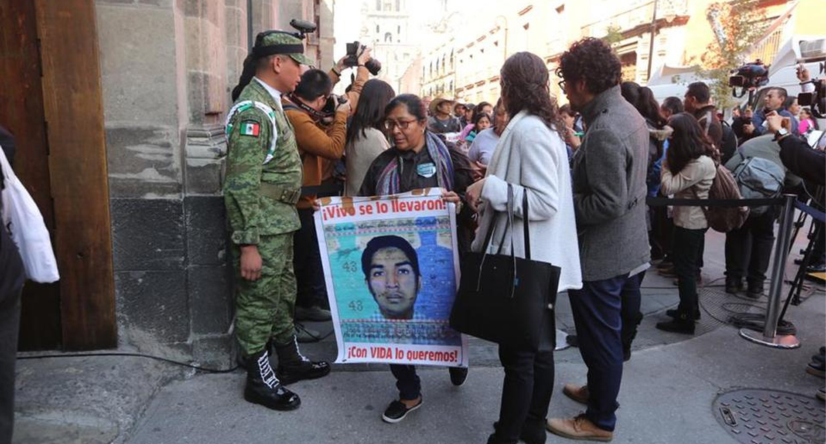 Padres de los 43 normalistas se reúnen con López Obrador en Palacio Nacional