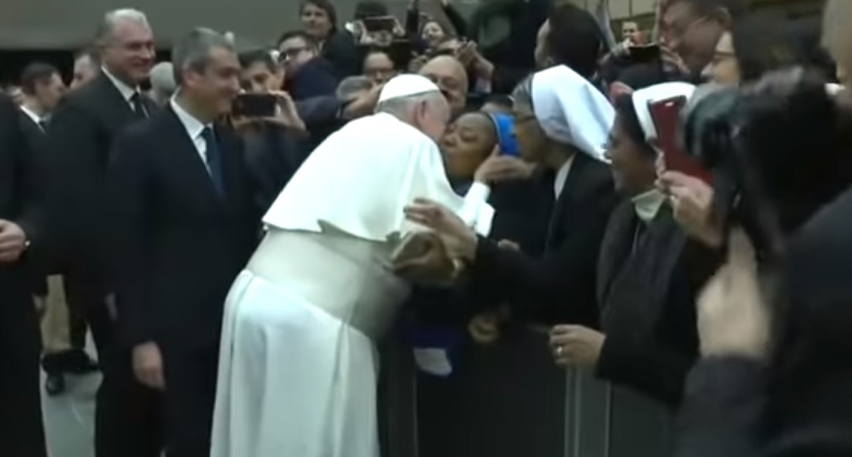 ‘Te doy un beso pero tú no me muerdas’, papa Francisco bromea con monja
