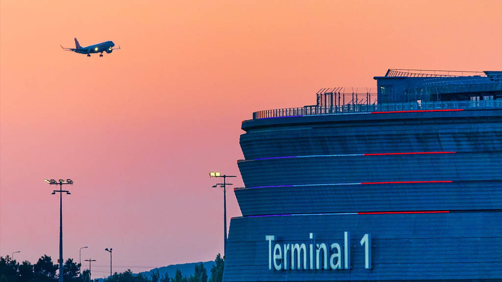 Hallan cadáver de menor en tren de aterrizaje de avión de Air France Hallan cadáver de menor en tren de aterrizaje de avión de Air France
