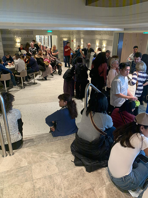 Bloquean en Italia crucero procedente de España por posible caso de coronavirus - pasajeros-en-espera-de-que-los-dejen-desembarcar-en-italia