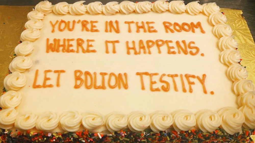 Envían pasteles a senadores republicanos; piden que Bolton testifique en juicio político