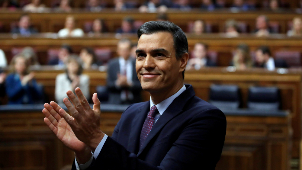 Duro debate para la investidura del socialista Pedro Sánchez que pende de un hilo