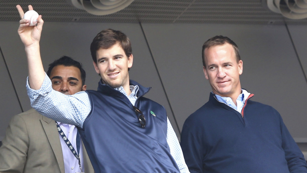 Peyton Manning reconoce trayectoria de su hermano Eli