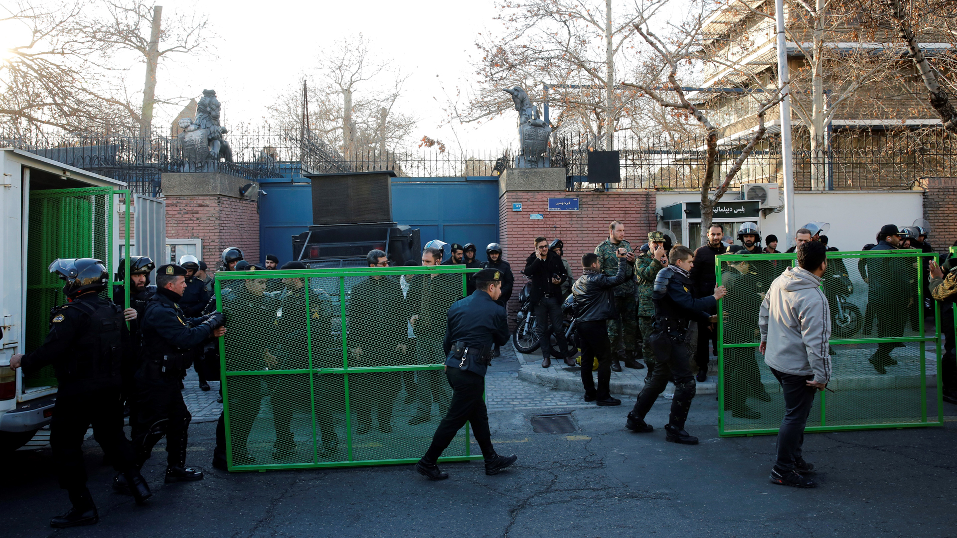 Irán convoca al embajador británico por su asistencia a protesta 'ilegal' - policia-irani-protege-la-embajada-britanica-de-las-protestas-contra-el-reino-unido