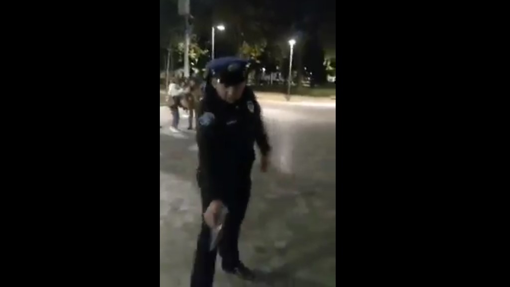 #Video Policía apunta su arma contra perro en la Alameda Central