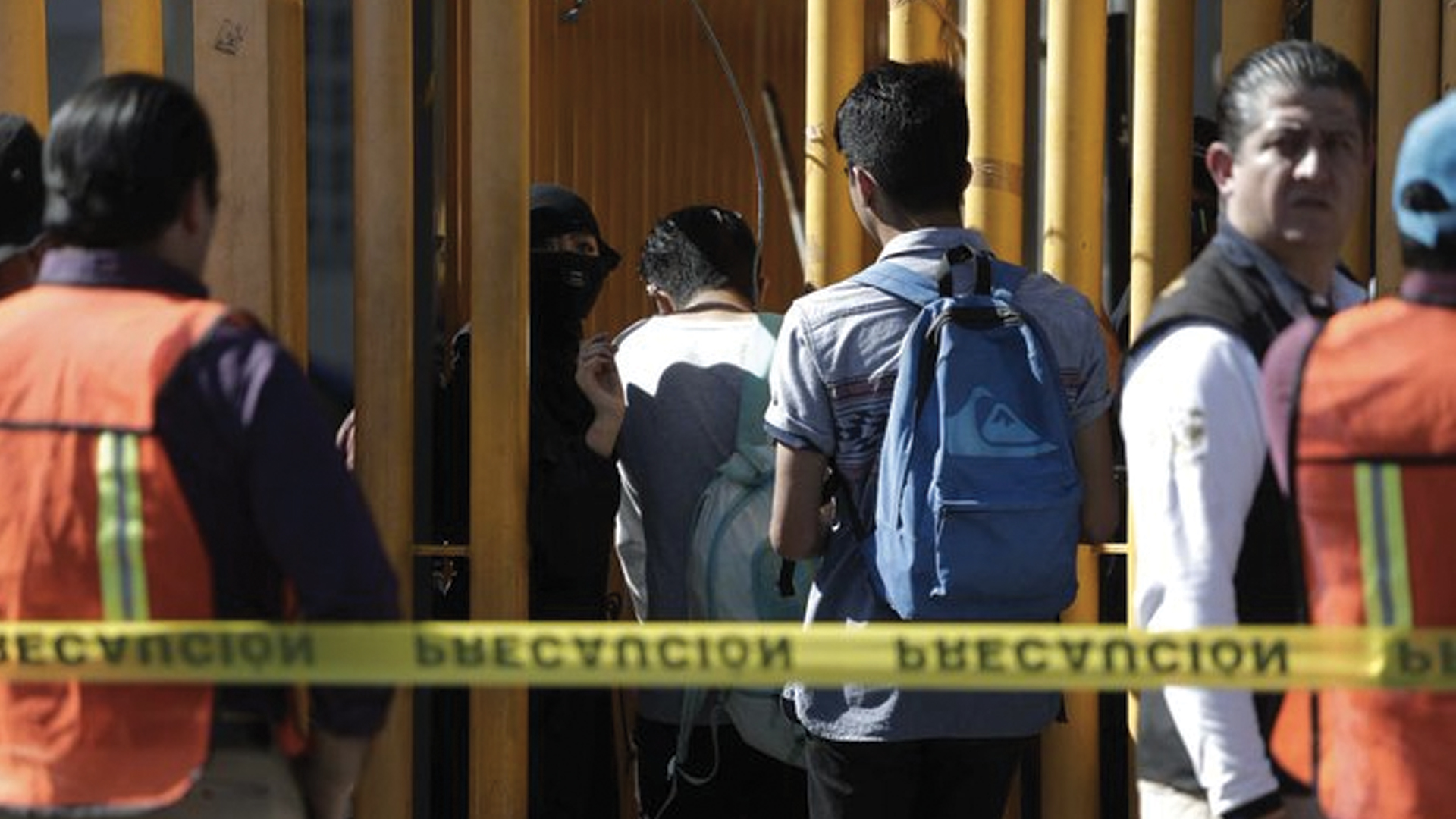 Alumnos intentan recuperar instalaciones de la Prepa 9