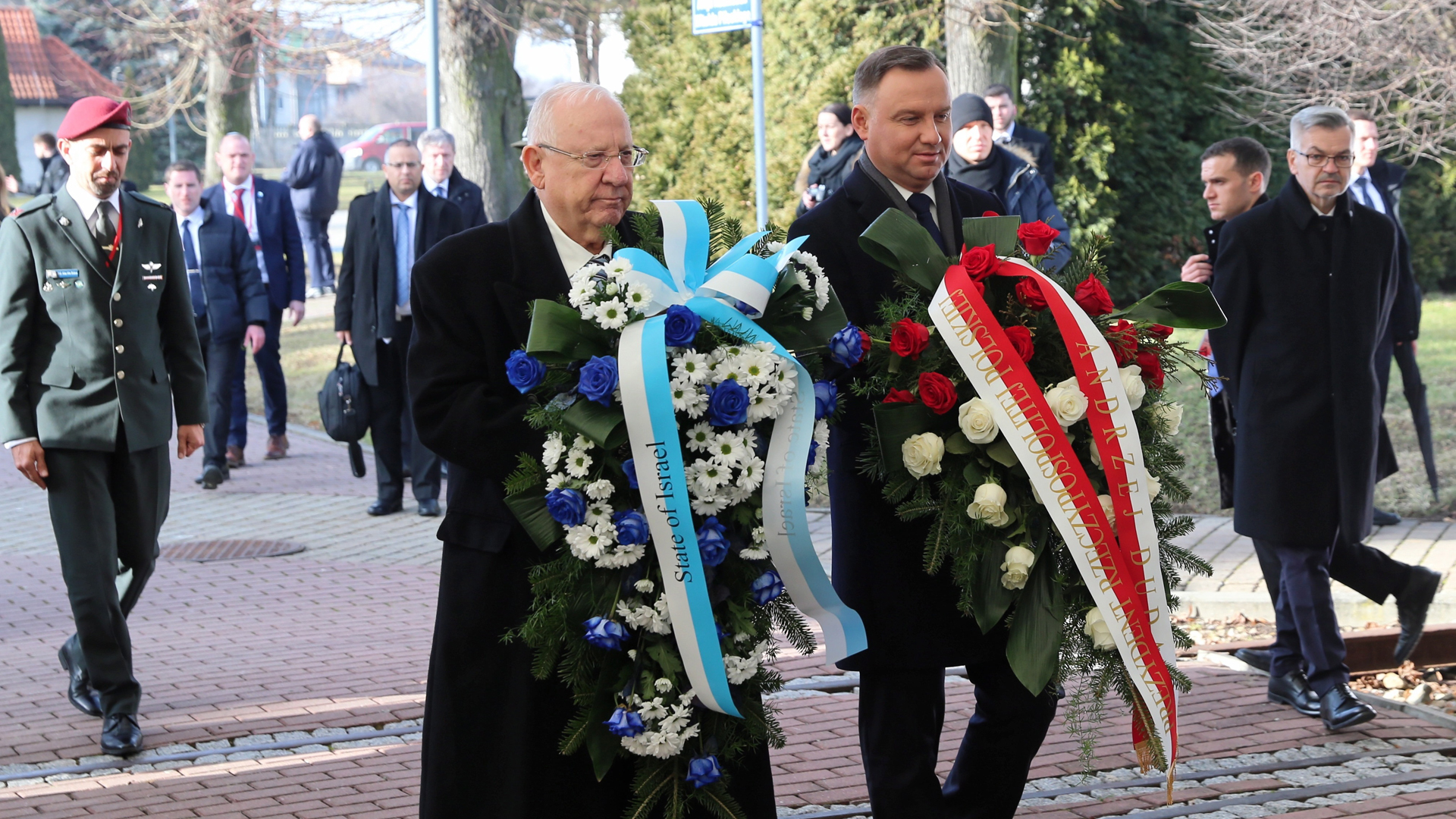 Sobrevivientes y líderes mundiales conmemoran liberación de Auschwitz - presidente-de-polonia-y-de-israel-depositaron-coronas-de-flores-en-honor-a-las-victimas-del-holocausto