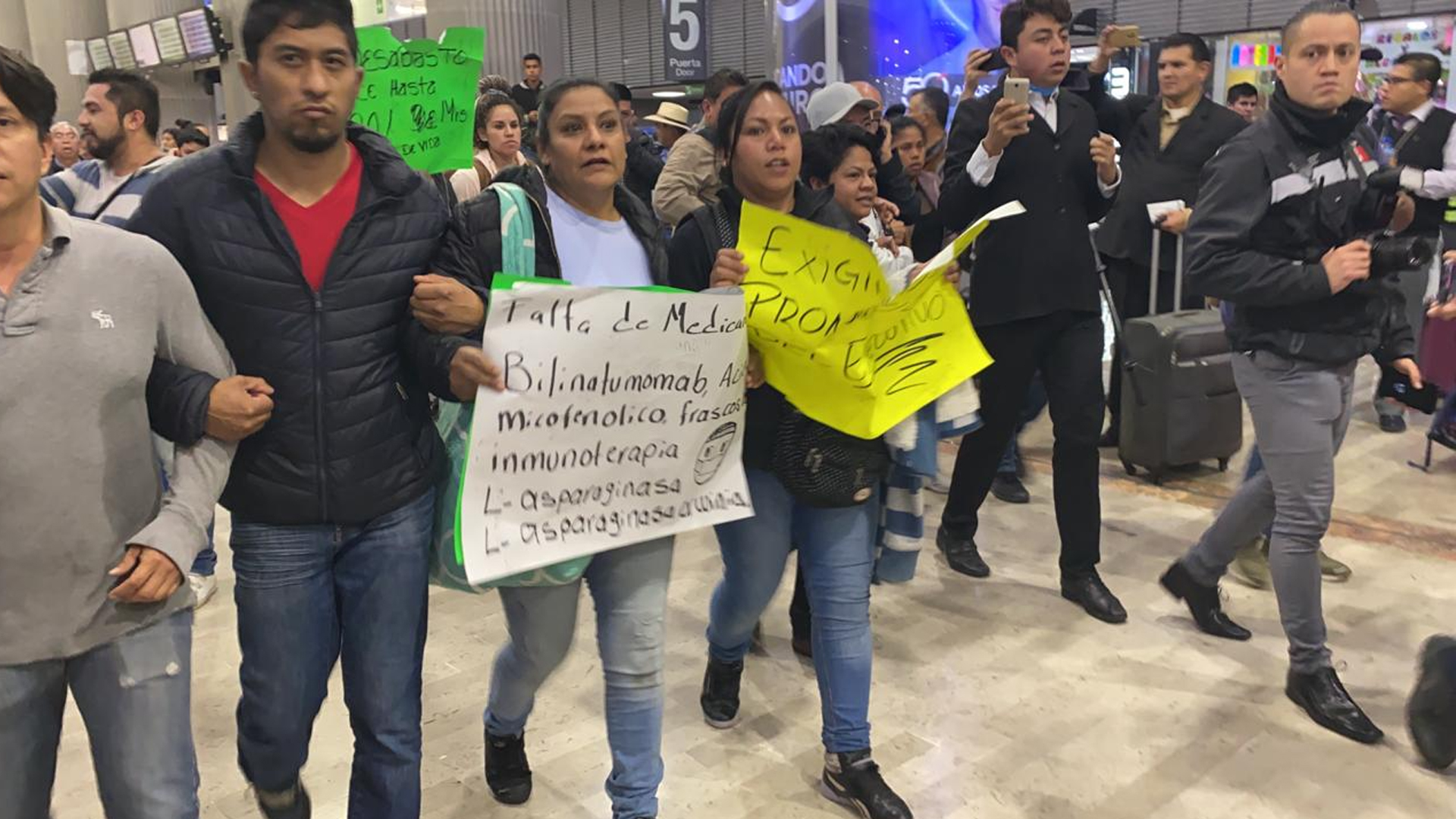 Conato de bronca entre padres de niños con cáncer y policías en el AICM Conato de bronca entre padres de niños con cáncer y policías en el AICM