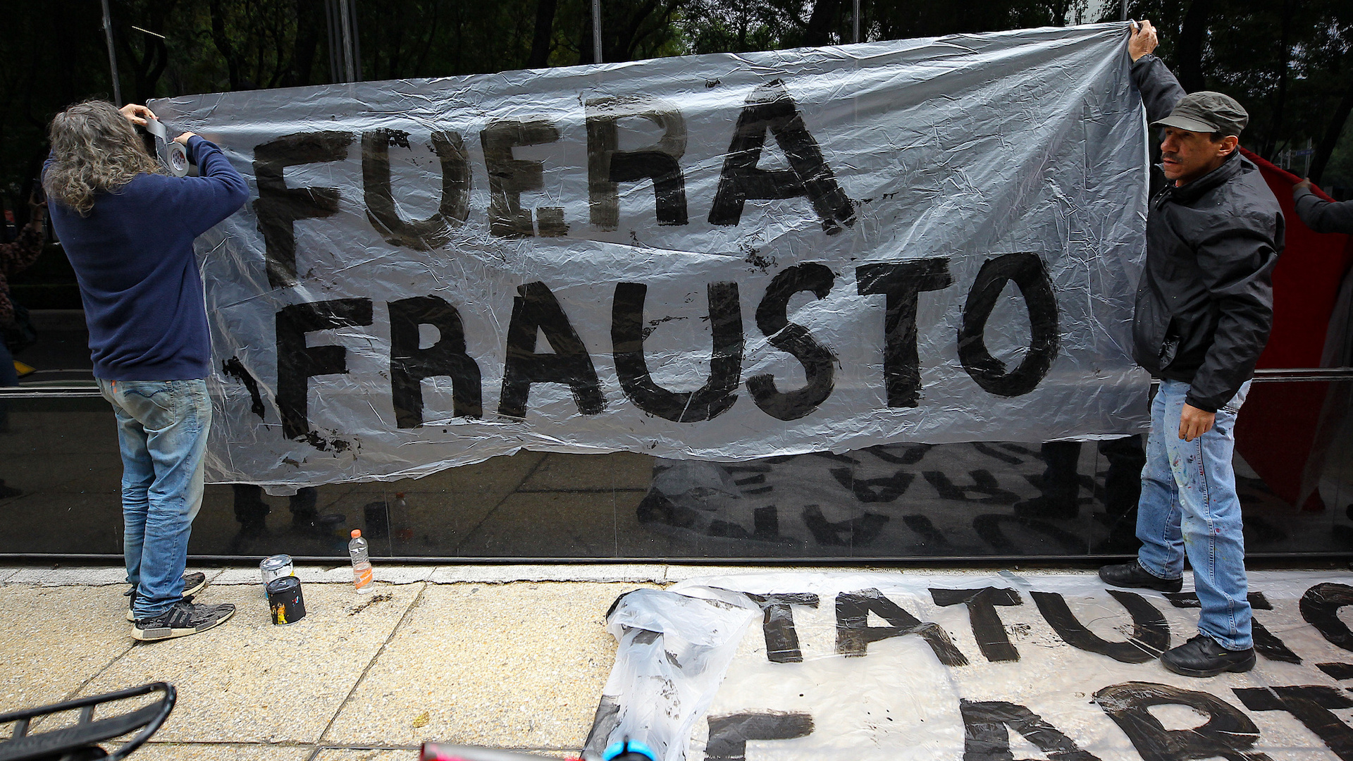 Artistas protestan en Secretaría de Cultura por supuesto adeudo de pagos