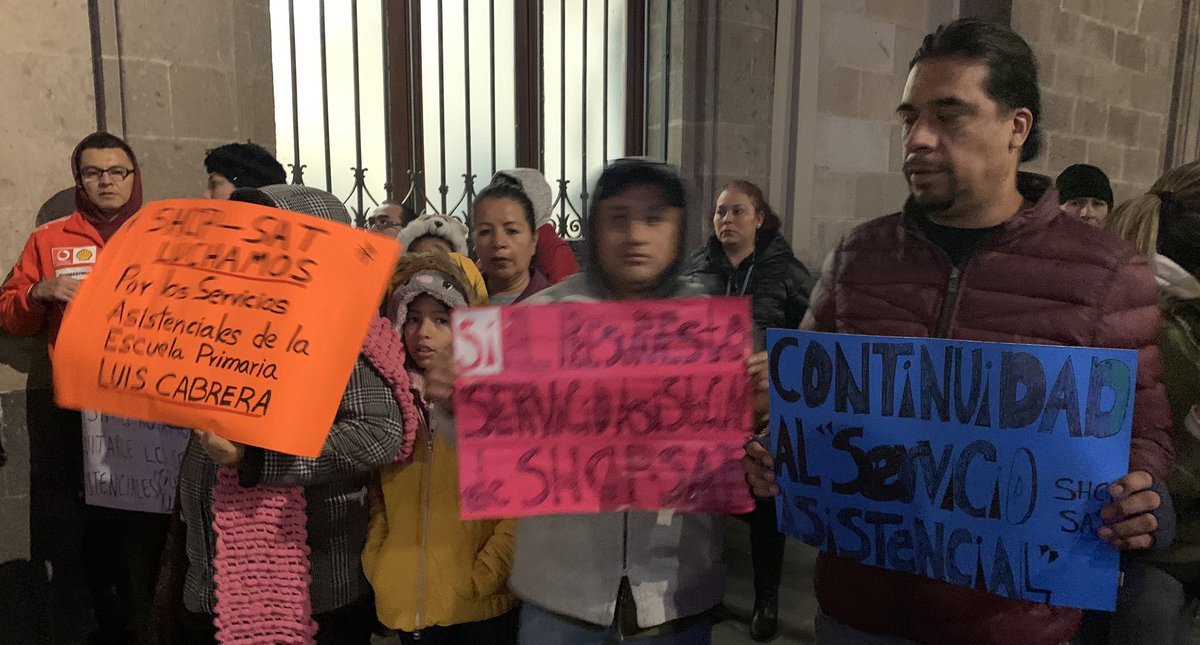 Trabajadores del SAT y Hacienda protestan afuera de Palacio Nacional