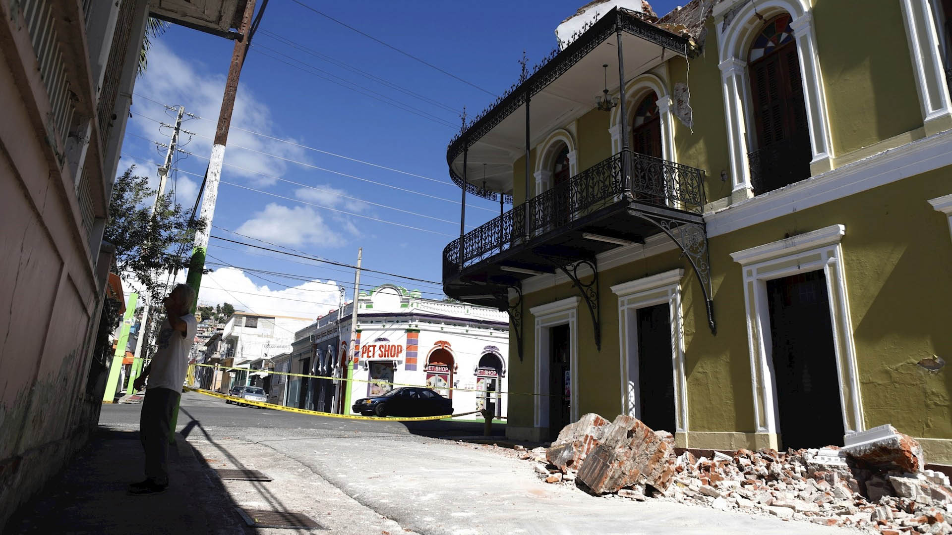 Puerto Rico recupera lentamente servicio eléctrico tras sismos