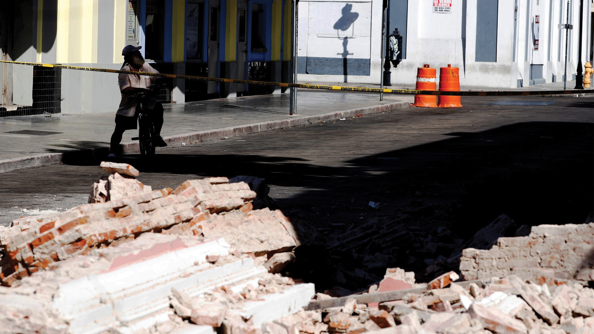 Puerto Rico exige a Trump liberar recursos de huracanes para terremotos