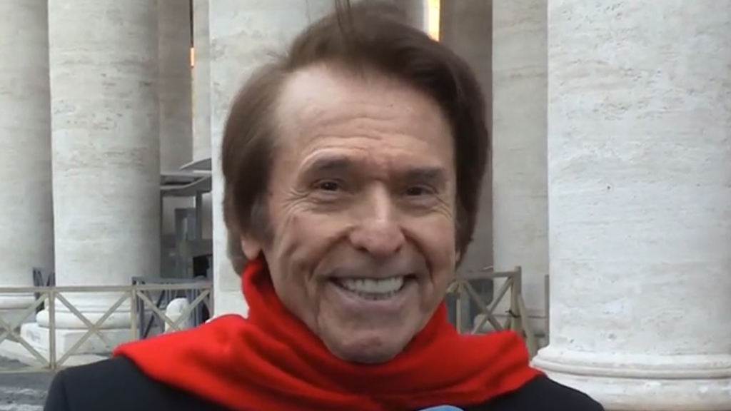 Raphael se reúne con el papa Francisco e inaugura proyecto para indigentes