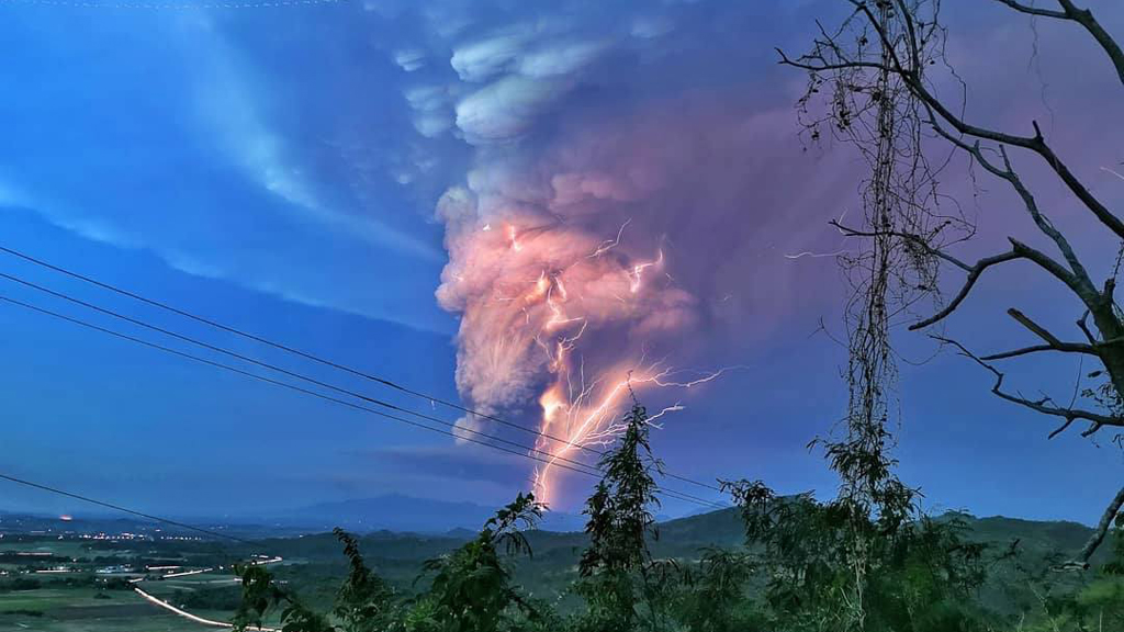 #Video Desalojan a miles en Manila tras erupción de ceniza del volcán Taal