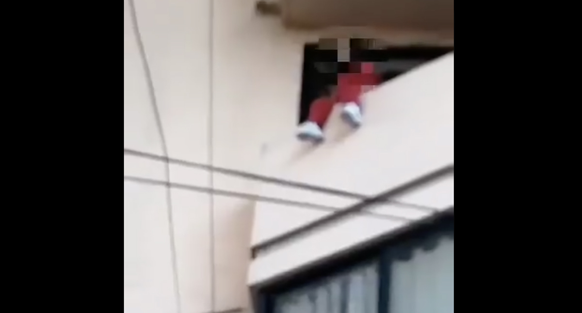 #Video Policías rescatan a menor de caer de un tercer piso en la Miguel Hidalgo