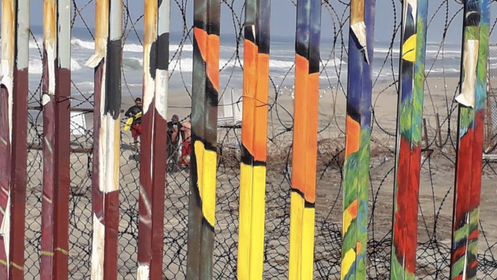 Rescatan en Tijuana a hombre que intentó cruzar a EE.UU. nadando