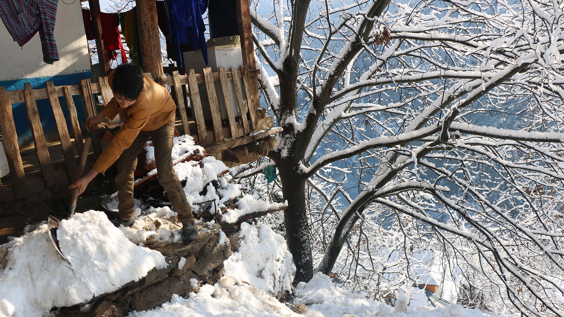 Avalanchas y nevadas en Cachemira dejan 71 muertos - retiro-de-nieve