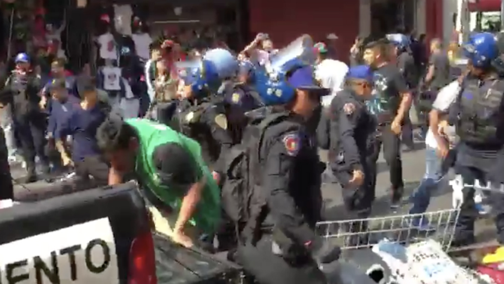 Enfrentamiento entre comerciantes y policías en Centro de la CDMX