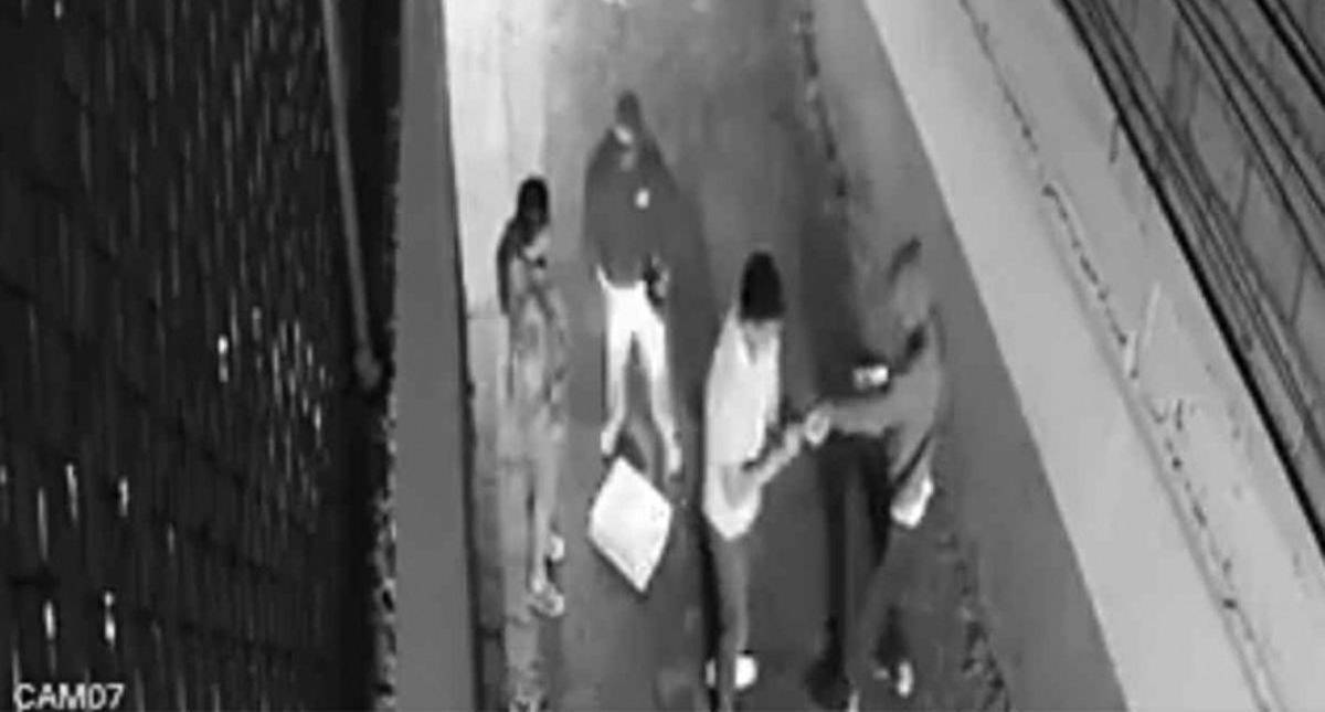 #Video Asaltan a punta de pistola a pareja en callejón de la alcaldía Coyoacán
