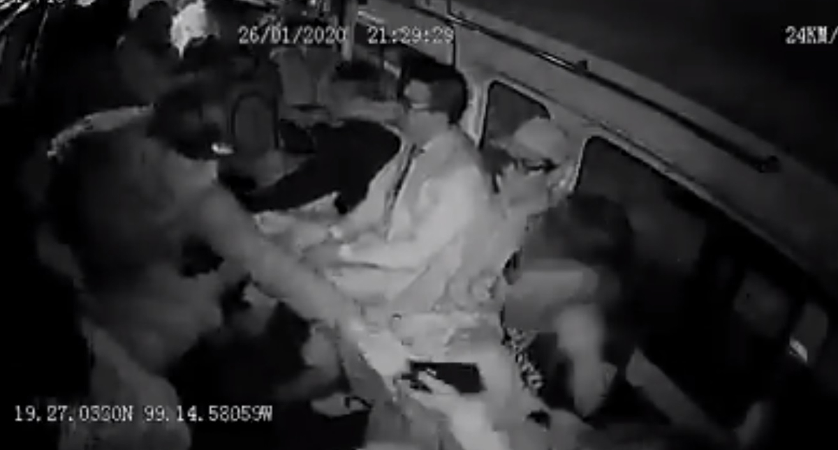 #Video Con cada vez más cinismo, asaltantes roban celulares en combi