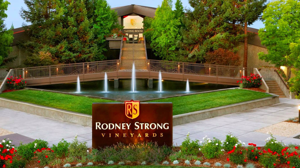 Miles de litros de vino llegan a río de California tras fuga en viñedo