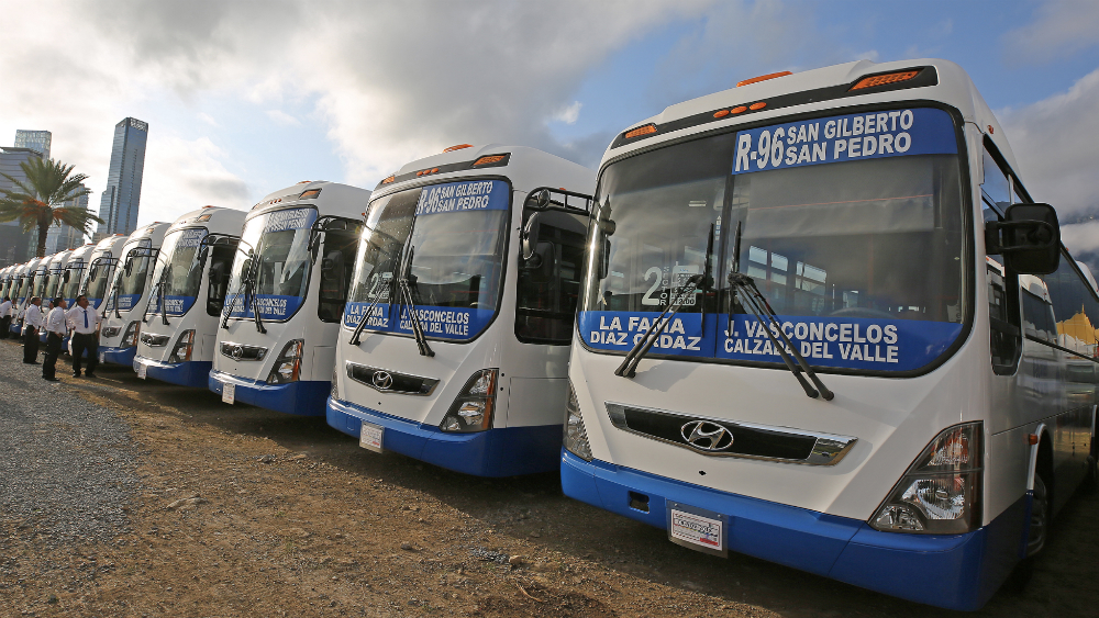 Usuarios varados por paro de rutas en Nuevo León