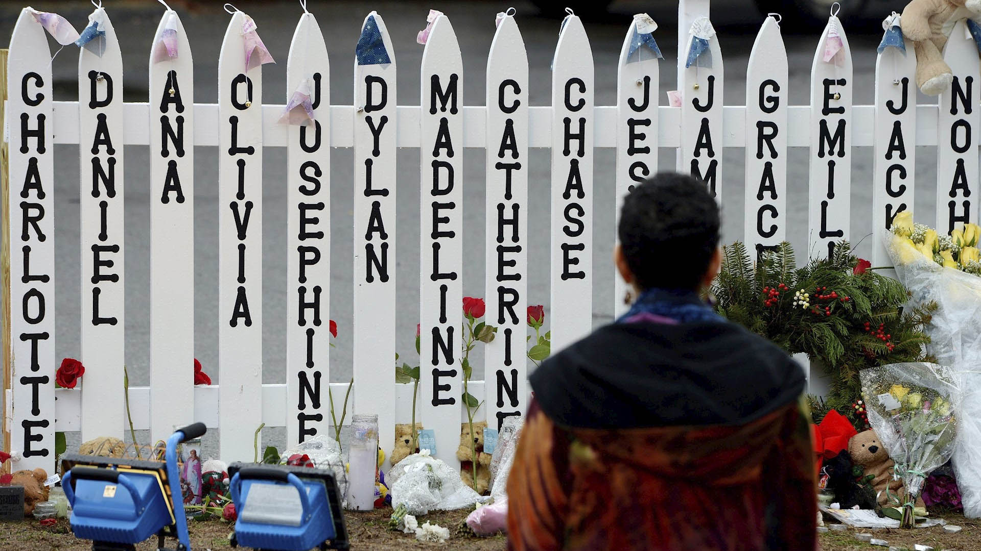 Detienen a hombre que promueve que el tiroteo en Sandy Hook fue una farsa