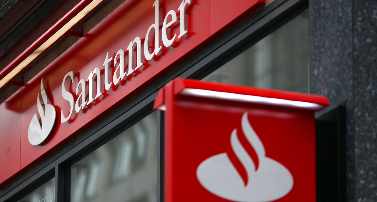 No se ha establecido parentesco de cajera con asaltantes de cuentahabiente, afirma Santander