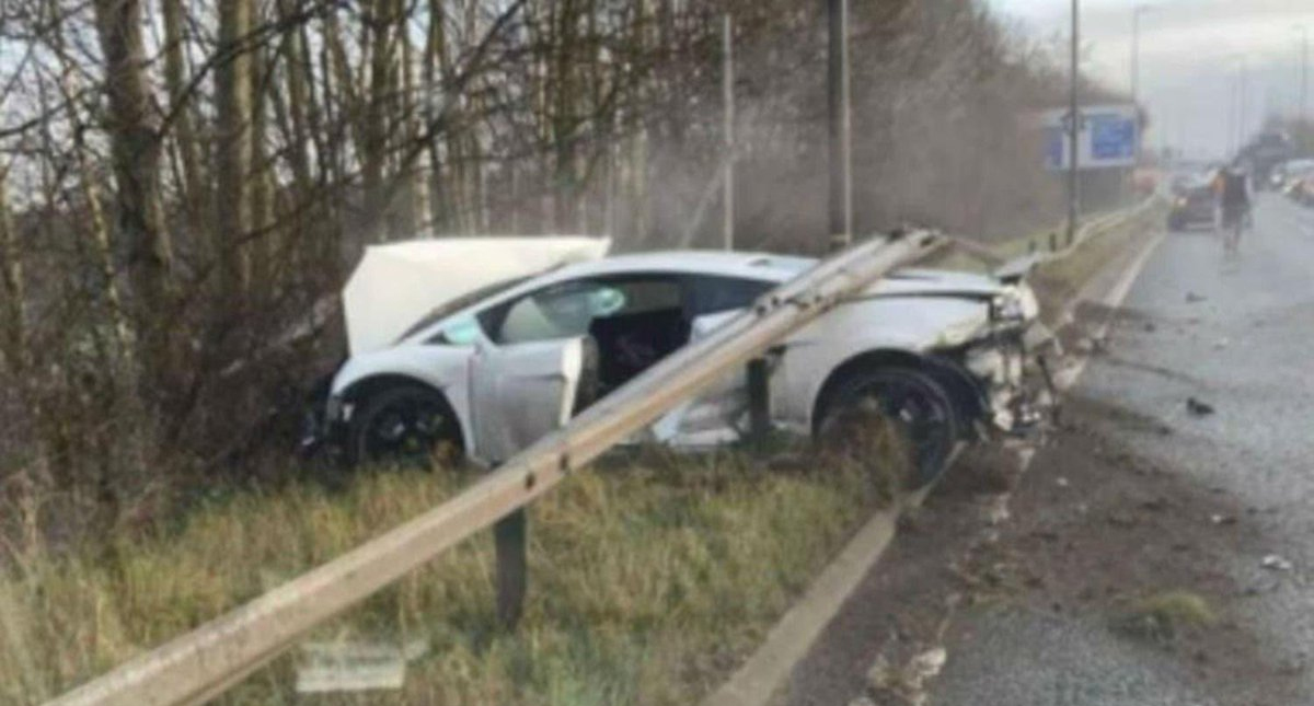 #Video Sergio Romero choca su Lamborghini camino al entrenamiento del Manchester United
