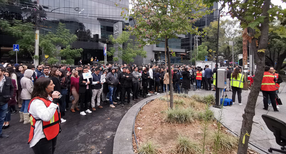 Mexicanos desalojan inmuebles por Macrosimulacro 2020