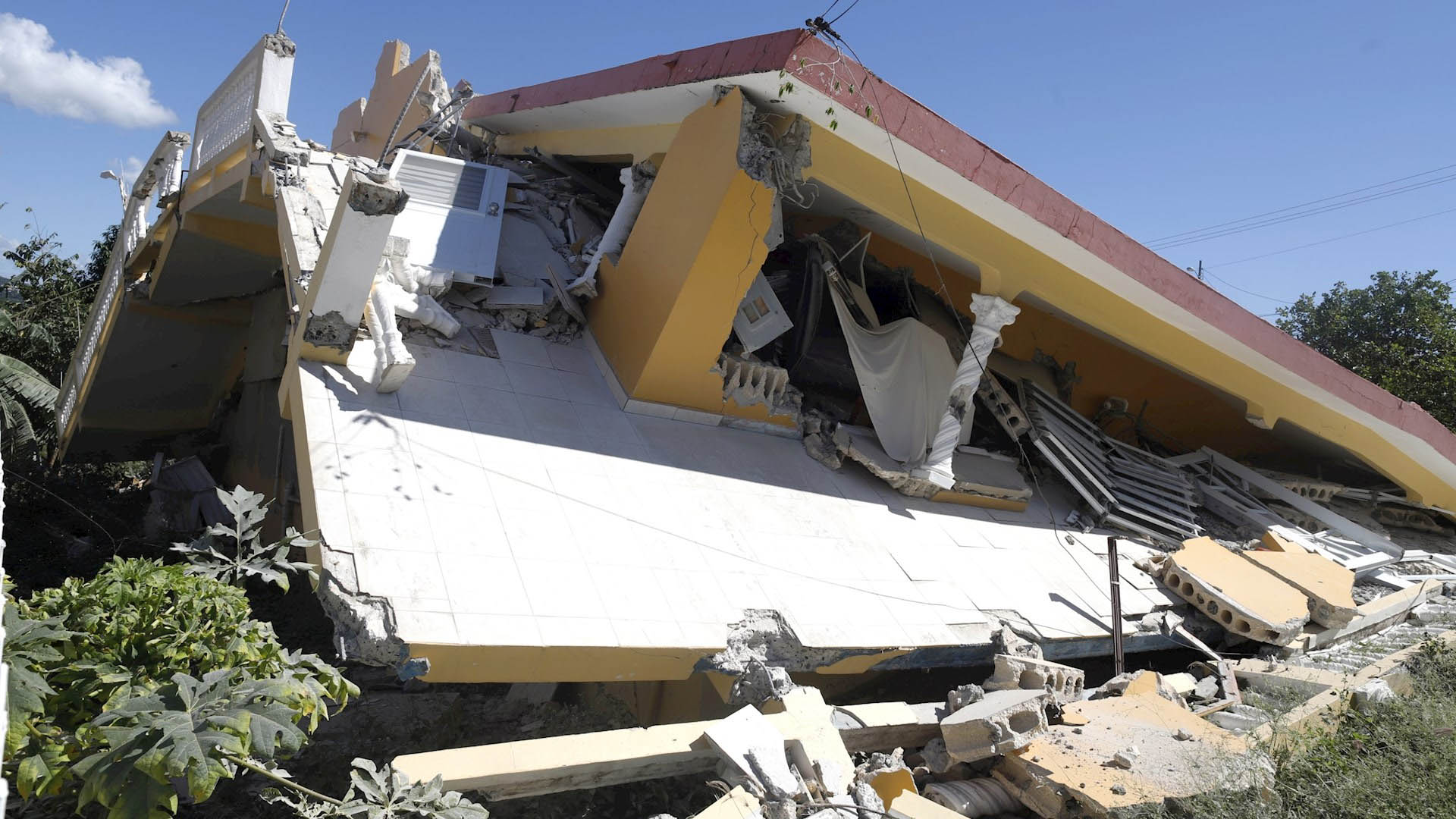 Continúan apagones tras sismos en Puerto Rico