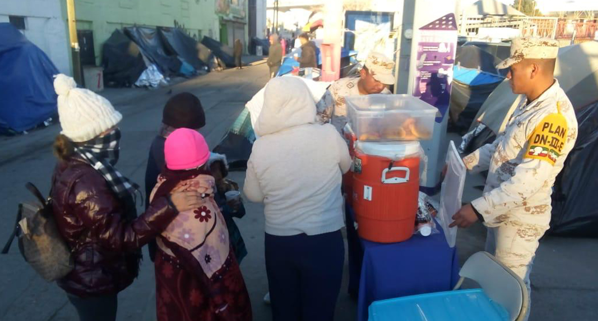 Aplican Plan DN-III-E en siete estados por bajas temperaturas - soldados-reparten-bebidas-calientes-y-pan