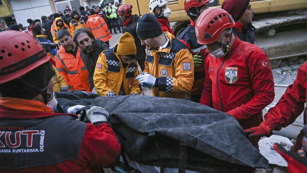 Suman 22 muertos tras sismo en Turquía; van más de 400 réplicas