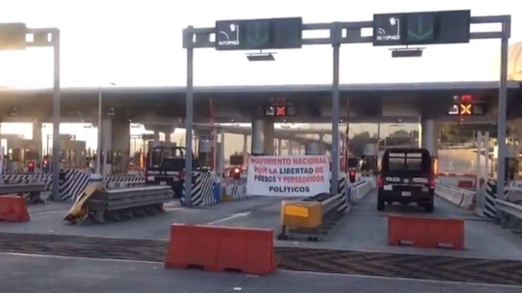 Colectivo mantiene toma de caseta en la México-Cuernavaca