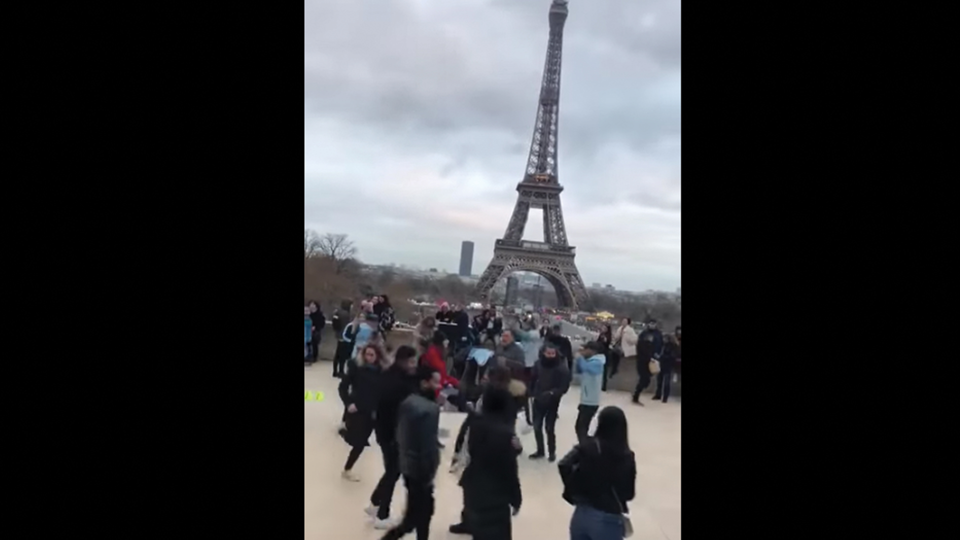 #Video Mexicanos bailan ‘La Chona’ frente a la torre Eiffel