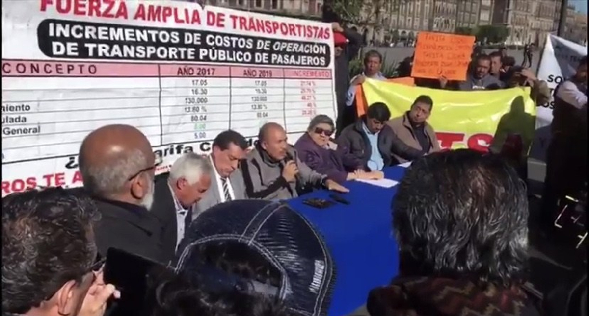 Transportistas llegan al Zócalo; piden hablar con Sheinbaum Transportistas llegan al Zócalo; piden hablar con Sheinbaum