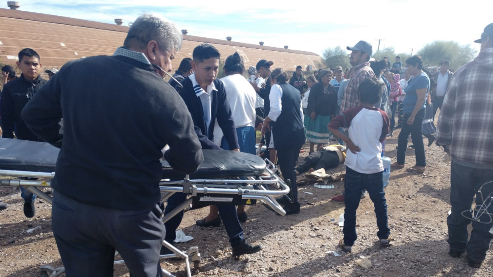 Tren embiste a camión de jornaleros en Sonora; hay al menos 5 muertos