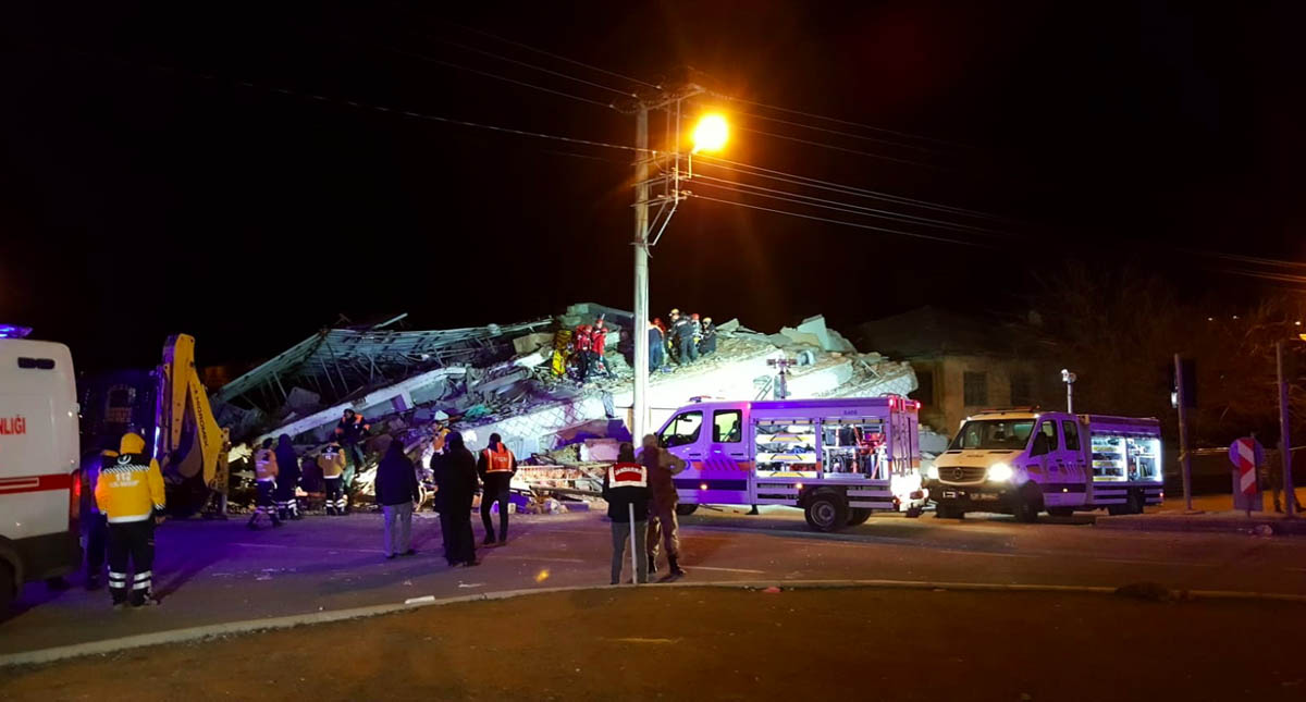 Van 18 muertos y 553 heridos por sismo en Turquía Van 18 muertos y 553 heridos por sismo en Turquía