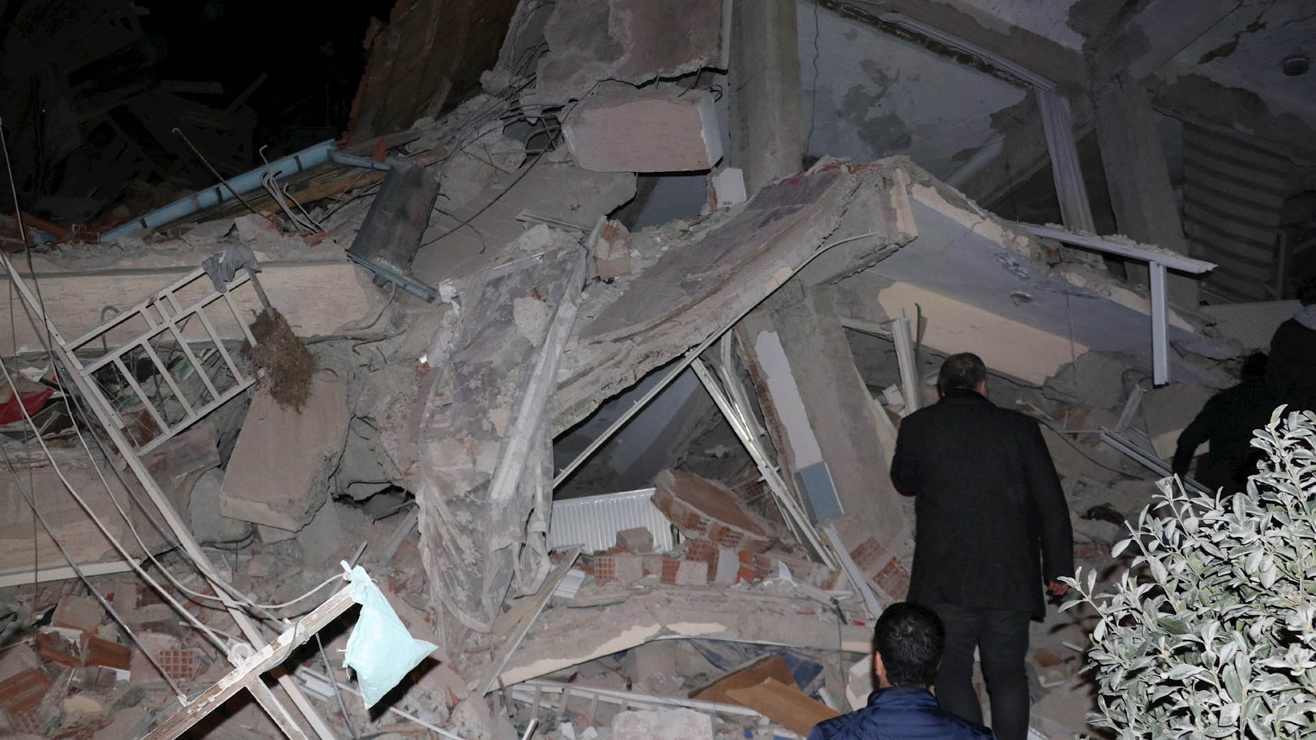 Van 18 muertos y 553 heridos por sismo en Turquía - turquia-sismo-edificios-derrumbe-danos