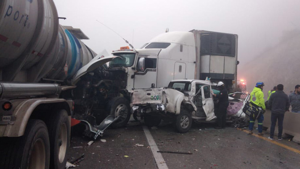 Continúa cerrada la autopista Monterrey-Saltillo por carambola