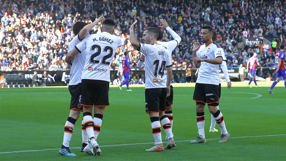 Maxi Gómez da victoria al Valencia ante el Eibar