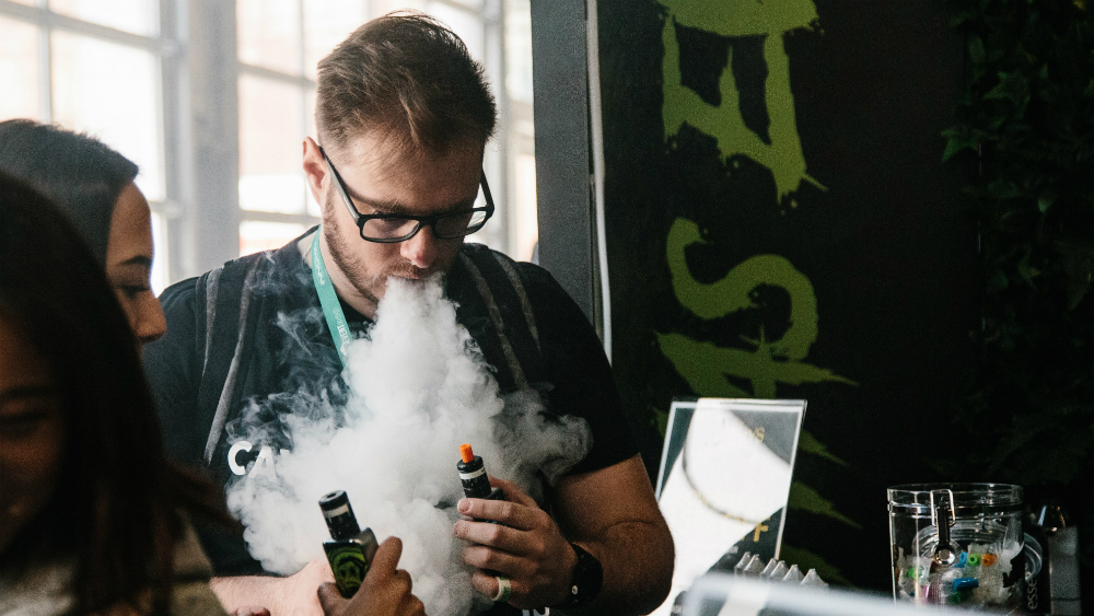 Prohíben en EE.UU. cartuchos para vapeo con sabores a frutas y menta