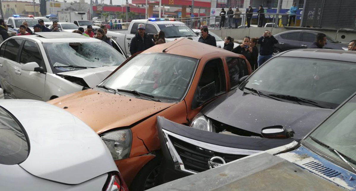 #Video Auto a toda velocidad atropella en Chihuahua a hombre - vehiculos-danados