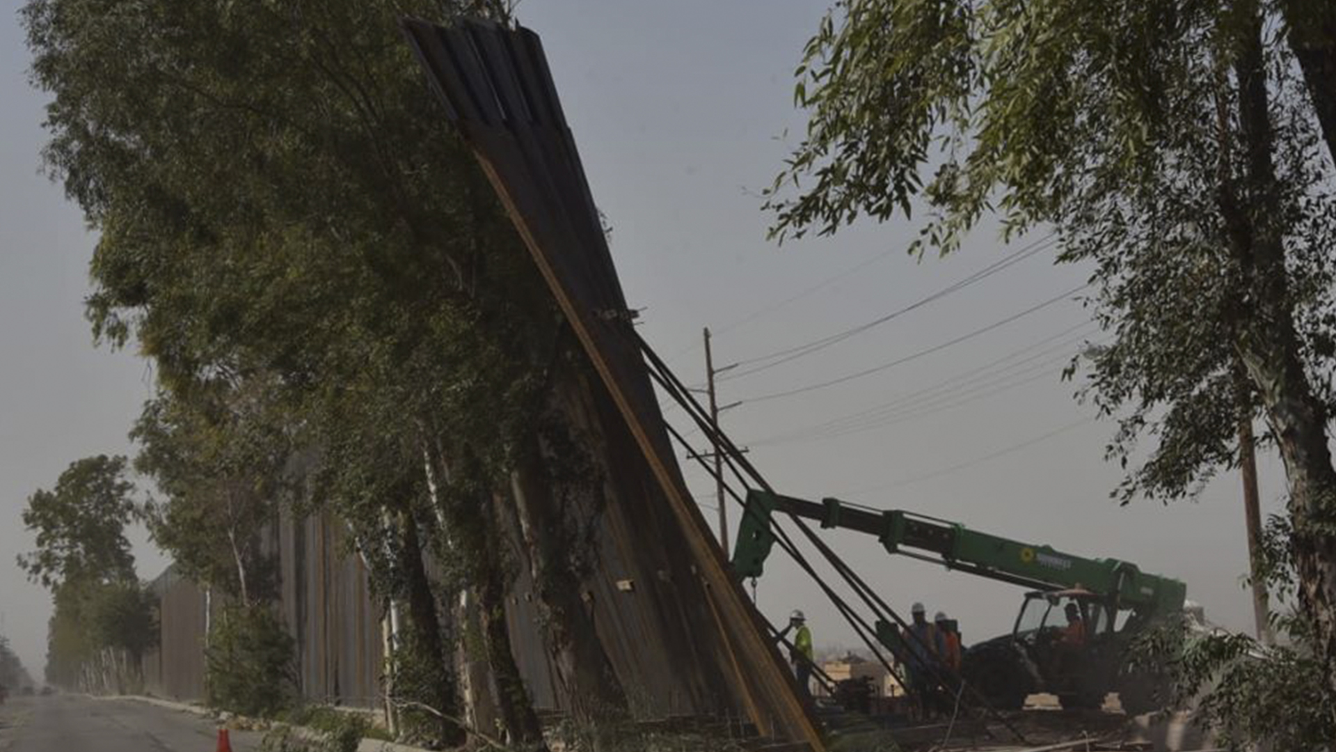 Rachas de viento tiran muro fronterizo en Mexicali - viento-tira-muro-fronterizo-en-mexicali