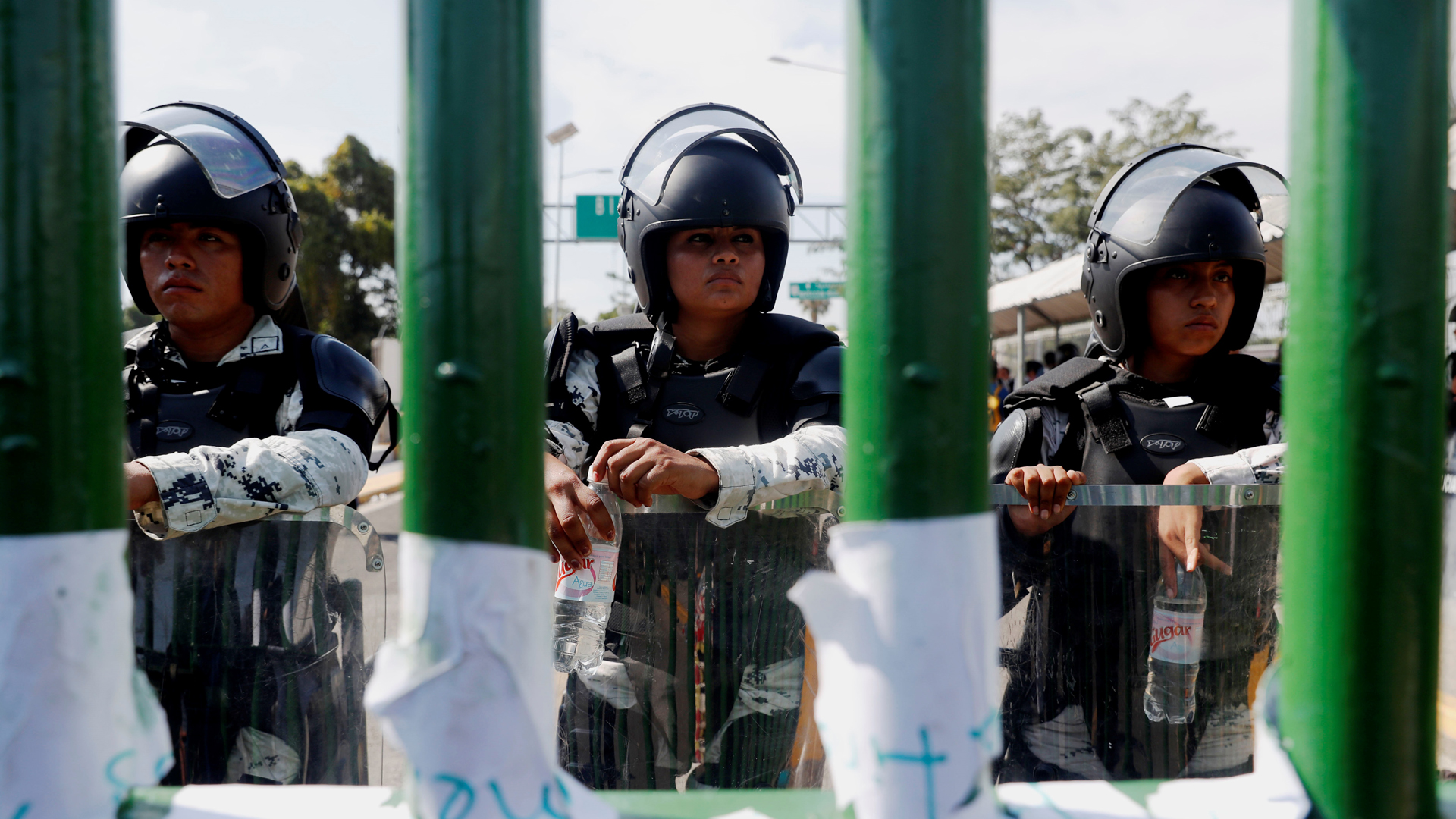 Llega nuevo grupo de migrantes a frontera sur de México - vigilancia-policial-en-puente-internacional-guatemala-chiapas