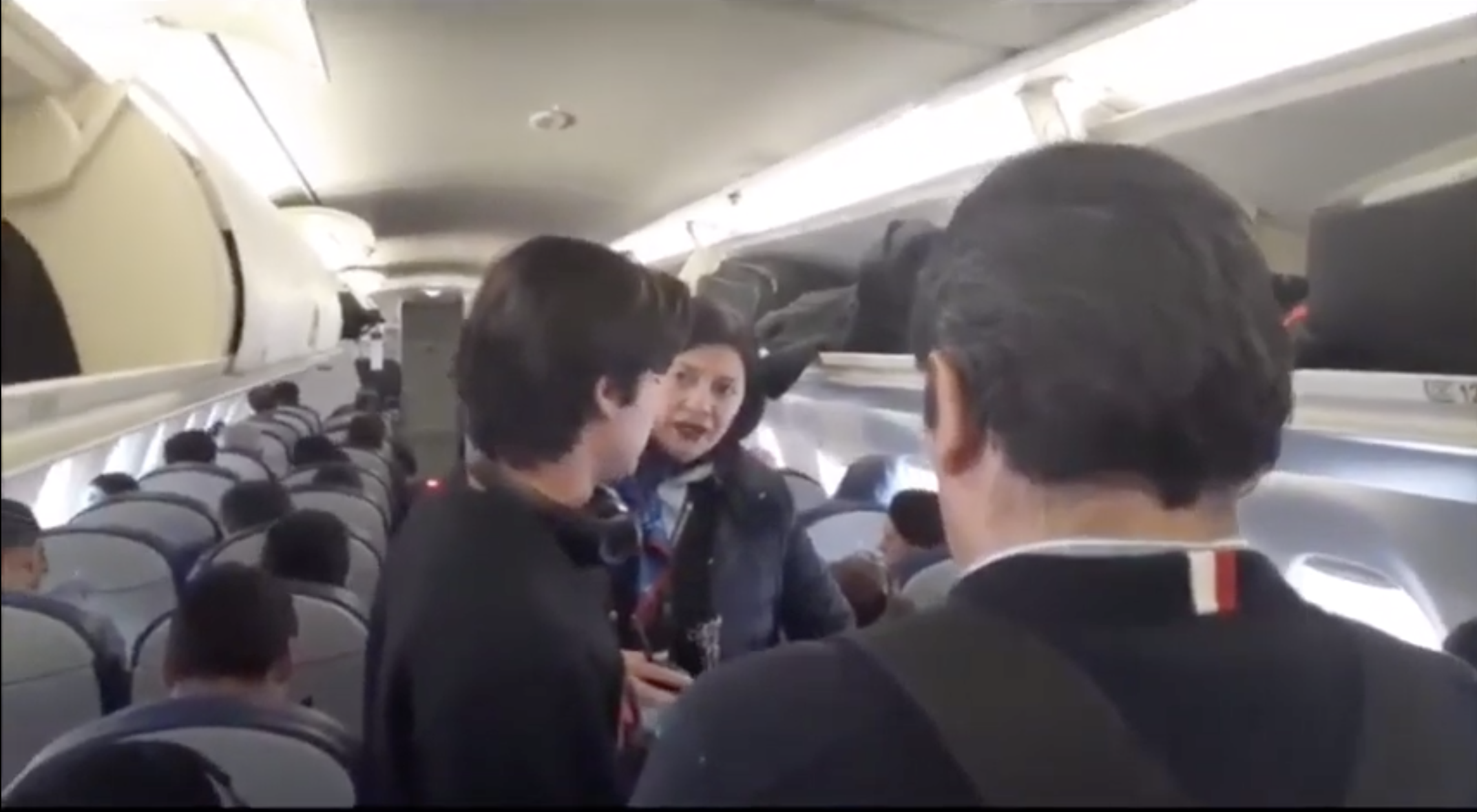 Familia baja de avión en el que viaja AMLO al considerarlo “inseguro”