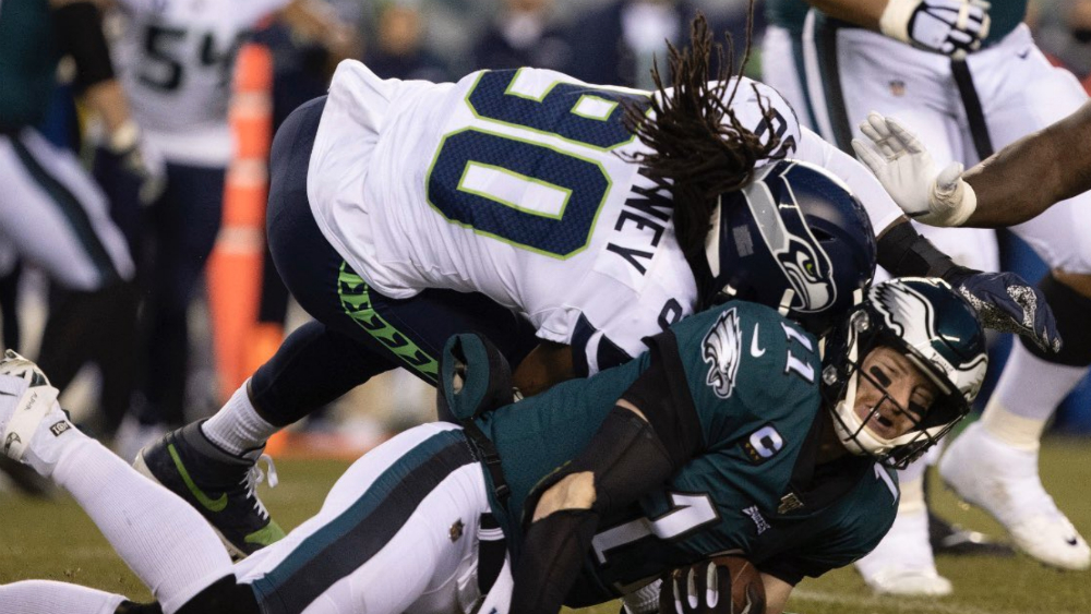 NFL revisa golpe de Jadeveon Clowney a Carson Wentz