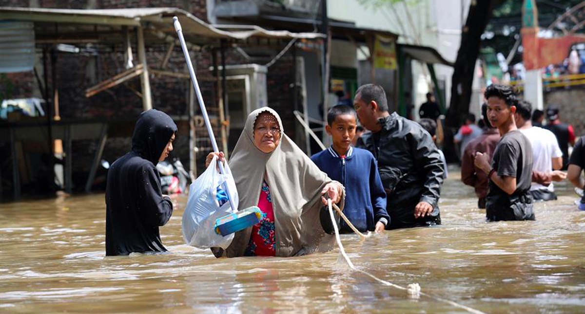 Suman 43 muertos por inundaciones en Indonesia